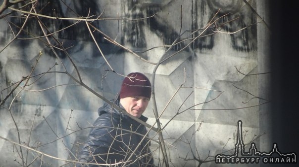 Санкт-Петербург, во дворах улицы Шателена сфотографирован подозрительный мужчина(с 4 этажа). Пытался...
