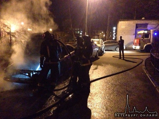 Сгорела машина на подводника Кузьмина 23, пожарные с полицией приехали за 2 минуты, машину потушили ...