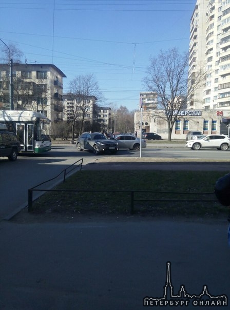 ДТП На будапештской между домами 48 и 50 Пробке быть. Плотно едут.