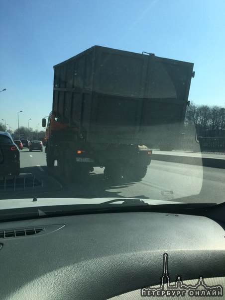 Приморский проспект. Перед разворотом сломался грузовик (средний ряд).