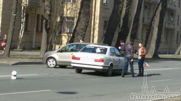 Белый BMW подбил кого-го на Зайцева-Маринеско 16.35 Служб нет