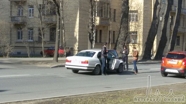 Белый BMW подбил кого-го на Зайцева-Маринеско 16.35 Служб нет