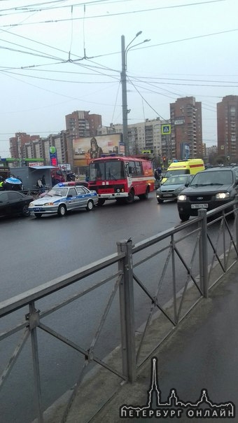 Метро большевиков больница. Происшествие в районе метро Большевиков. Поликлиника 24 часа Большевиков метро.