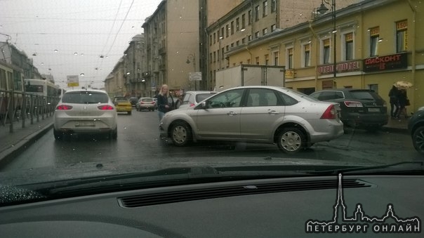 ДТП на Лиговском пр. перед Кузнечным в сторону Площади восстания.