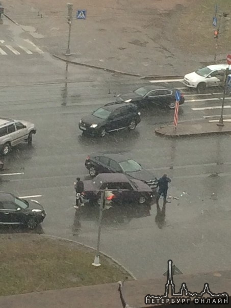 Citroen и Жигули столкнулись на перекрёстке На по. Большевиков и Антонова-Овсеенко.