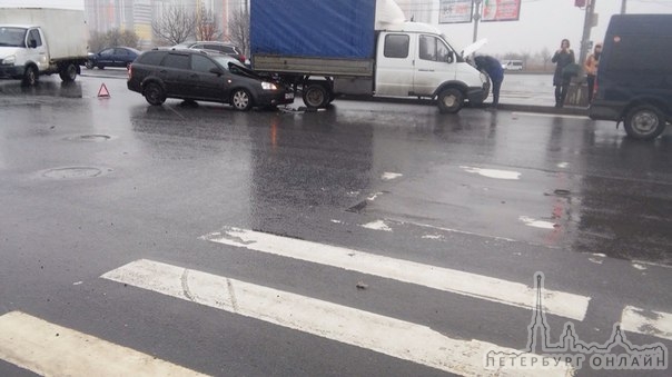 Универсал заехал под кузов ГАЗельФермер , на перекрестке Бухаресткой и Димитрова. Пробки пока нет.