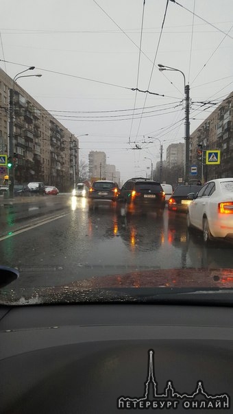 Перекресток Пражской-Белы куна ,Ford и BMW не поделили и без них тесную дорогу:)19:50