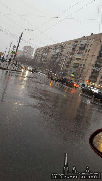 Перекресток Пражской-Белы куна ,Ford и BMW не поделили и без них тесную дорогу:)19:50