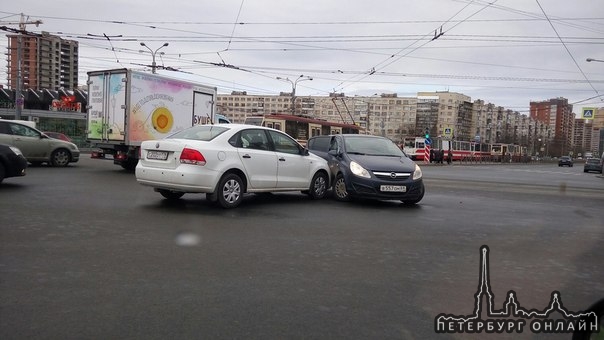 Поло въехал в Opel на перекрестке Испытателей и Коломяжского