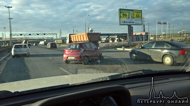 На Московском шоссе в сторону города за путепроводом у заправки Кириши. Или подрезали или не справи...