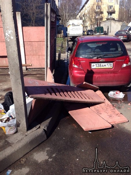 сегодня во дворе Новоизмайловского пр-та д.42 упали плиты огораживающие мусорку.Прилетели прям на кр...