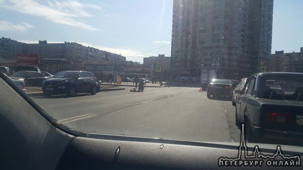 Авария с Мотоциклом на перекрестке ул.Олеко-Дундича и Купчинской.
