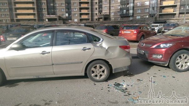 В час ночи во дворе 25 по Заречной улице неизвестные лица скинули настенное зеркало из окна на мою ...