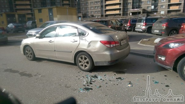 В час ночи во дворе 25 по Заречной улице неизвестные лица скинули настенное зеркало из окна на мою ...