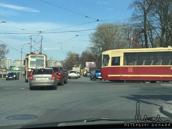 На Песочной набережной на пересечении с Вяземским пер. Печалька(( Пробка копится со всех сторон и тр...