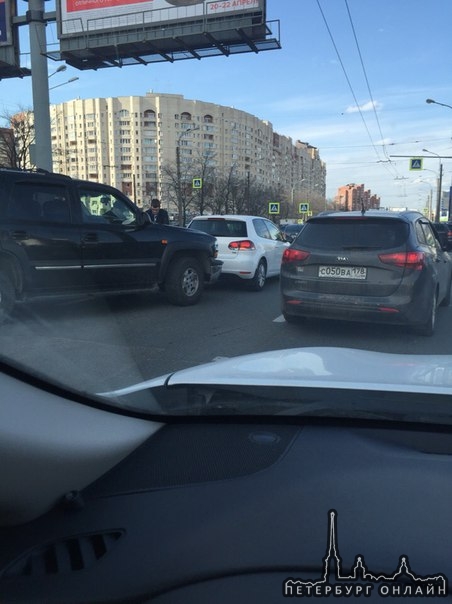 ДТП на Коломяжском в сторону Королёва, напротив Сити Молла. Пробка пипец какая