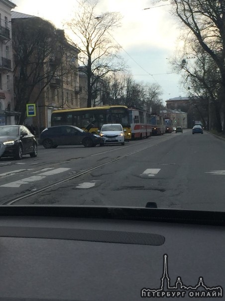 ДТП на Савушкина 45. 17:00 трамваи стоят в обе стороны.