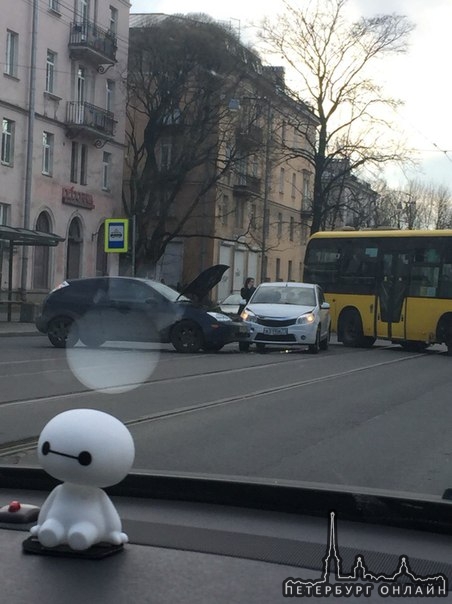 ДТП на Савушкина 45. 17:00 трамваи стоят в обе стороны.