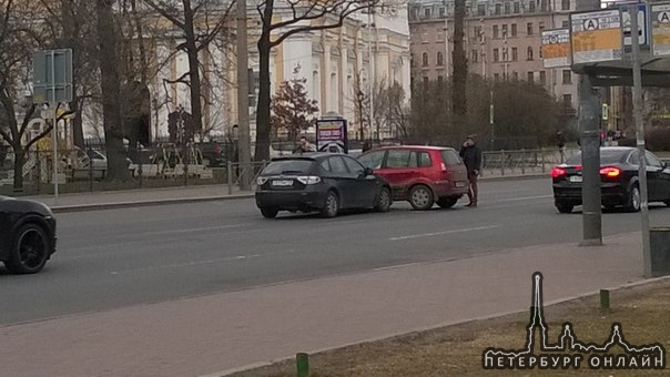 Только что ДТП на пр.Добролюбова в сторону горьковской! Subaru и Nissan нот.