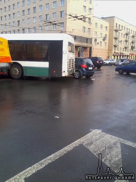 Автобус хвостом зацепил легковушку на Красногвардейской площади в сторону Большой Пороховской ул