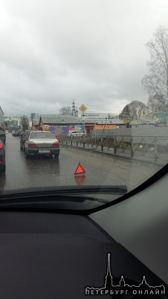 В Мурино на дороге в город, Нексия разбила себе перед, не успев затормозить,