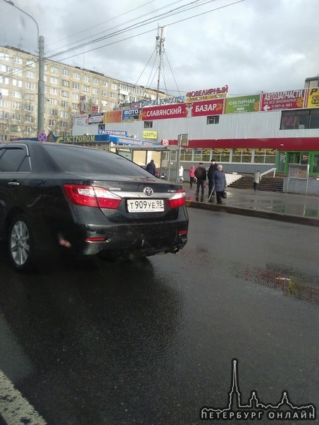 На Подвойского у Товарищеского Трое оттормозились, а четвёртый не смог.