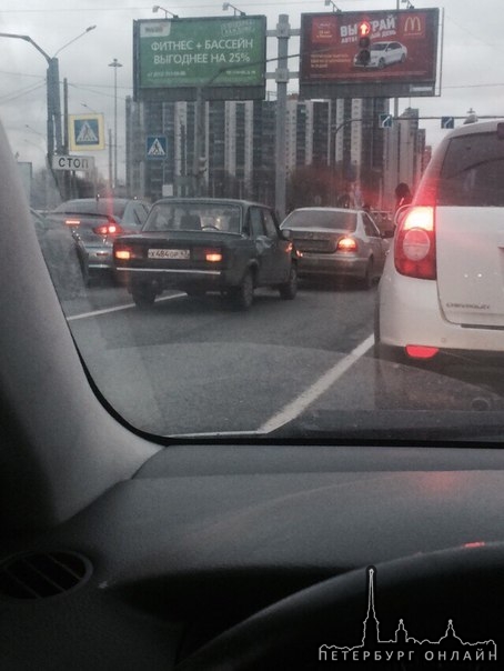 На ленинском возле Максидома.жигуль догнал BMW.пробки нет.