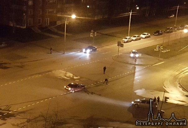 В час ночи на перекрестке Захарова и Кузнецова был слышен очень сильный удар. Одну из машин по х...