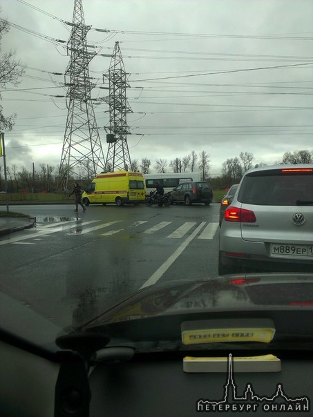 На перекрёстке Петергофского и Брестского бульвара дама и мотоцикл не поделили дорогу.С пилотом всё...