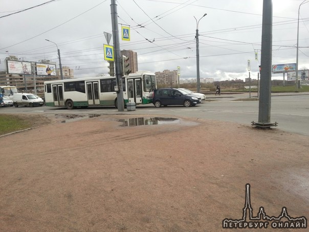 Аавтобус и фабиа пере дсветофором на перекрестке Петергофского ш. с Доблести