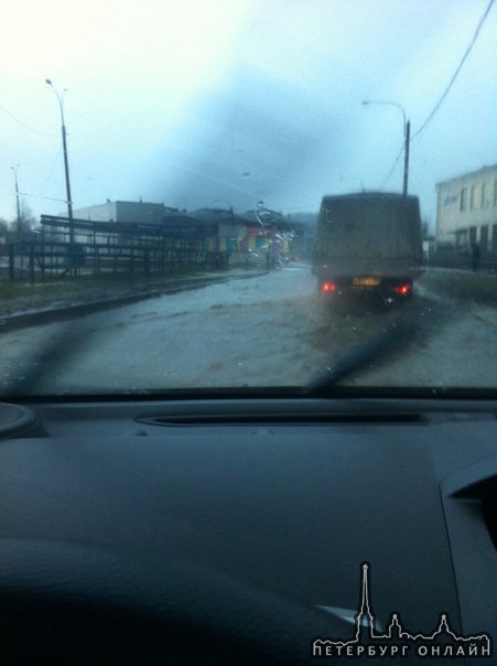 Сегодня затопило проспект 9-го января