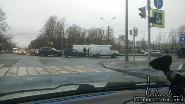 Mazda влетела в ГАЗель на перекрестке Народного ополчения и Трамвайного пр.