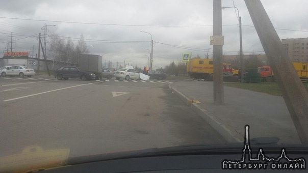 ДТП на пересечение Солидарности и Кржижановского с участием такси и аварийкой, у такси оторвало капо...