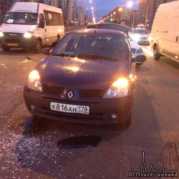 20 минут назад на перекрестке Ленинского и Доблести. Дама на Renault Симбол двигалась на зеленый а ей...