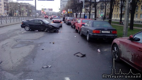 В 6:30 утра молодой человек заснул за рулем, Орджоникидзе 26 как итог пострадало много припаркованны...