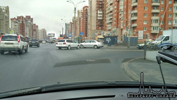 Кто-то летел на красный на перекрёстке Савушкина и Яхтенной, и ДТП из трех машин.