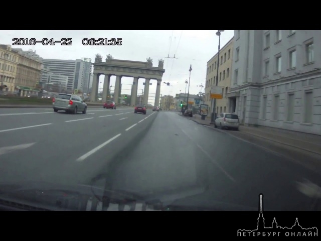 Андрей Куприянов сегодня ранним утром попал в ДТП у Московских ворот из-за мокрой дороги.