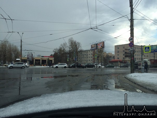 ДТП на Народной улице в сторону МЕГИ Дыбенко прямо перед Народной площадью. Пробка собирается.