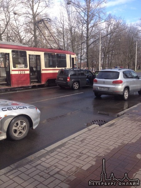 Обуховской обороны 123а,актуально на 17:10 трамвай развернул машинку.