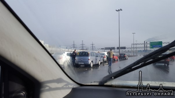 КАД в районе Девяткино в сторону Шафировского. Собирается пробка.