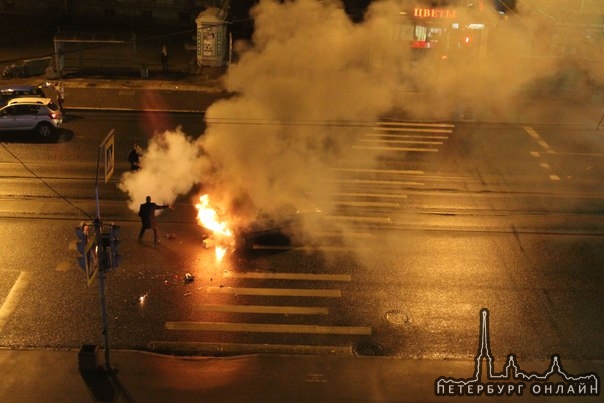 Напротив метро "Площадь Мужества" произошла небольшая авария,в результате которой загорелся автомоби...