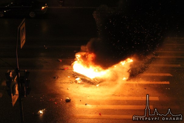 Напротив метро "Площадь Мужества" произошла небольшая авария,в результате которой загорелся автомоби...