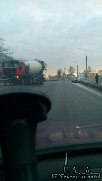 На выборгском шоссе в сторону Выборга ДТП на горке Парголово. Цементовозз запрыгнул на разделитель