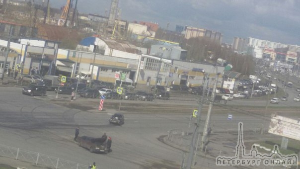 Только что столкнулись два автомобиля на перекрестке Дальневосточного и Дыбенко, у одного из автомоб...