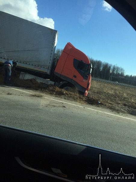 Достают съехавшую фуру у Левашево