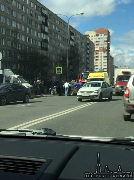 На Искровском, между улицами Дыбенко и Шотмана, не пропустил мотоциклиста при повороте во двор! Пр...