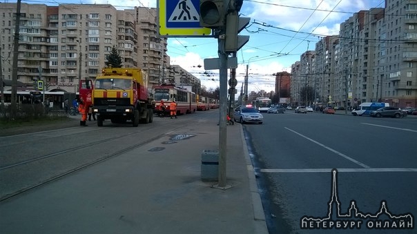 Авария с участием трамвая и маршрутного такси на пересечении ул. Партизана Германа и пр.