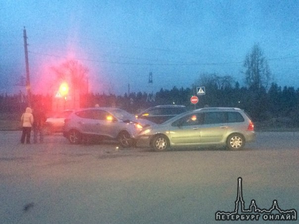 В Кипени на Таллинское шоссе Peugeot, совершая левый поворот не пропустила Kia.