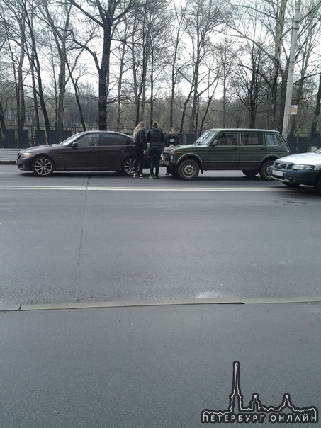 Лада 4*4 ударила BMW на Касимовской у дома 5, автобусы их объезжают по встречке