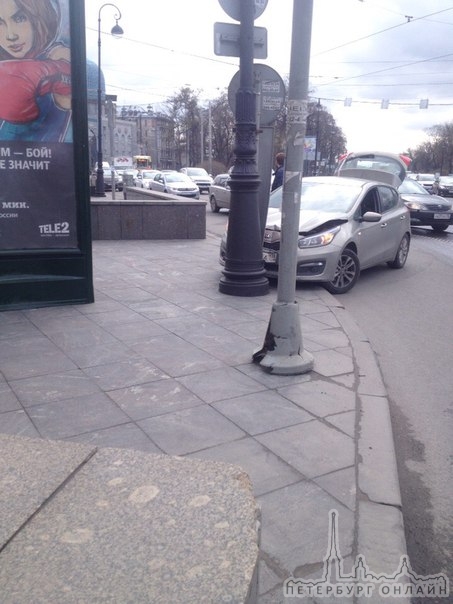 Ceed врезался в фонарный столб на Каменоостровском у метро Горьковская.